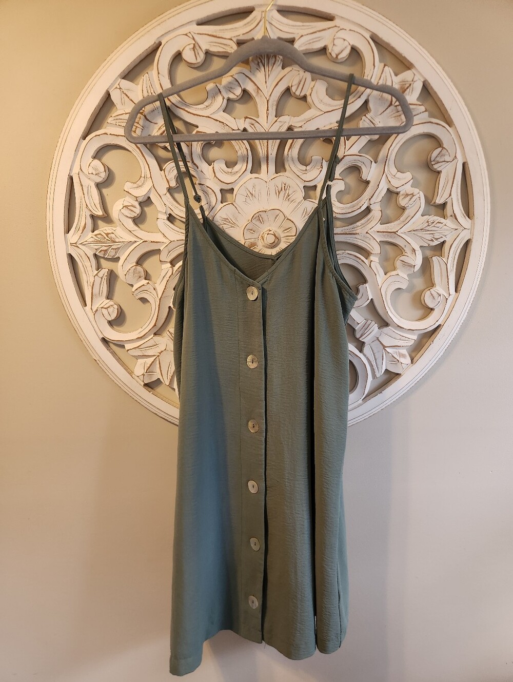 Lela Sky Button-Front Spaghetti Strap Dress. Sage Green. Medium